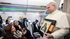 Papst Leo XIV. auf dem Flug nach Ankara / © Vatican Media/Romano Siciliani (KNA)