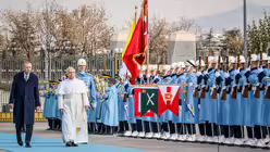 Der türkische Staatspräsident Recep Tayyip Erdogan (l.) heißt Papst Leo XIV. mit militärischen Ehren willkommen am 27. November 2025 in Ankara / © Vatican Media/Romano Siciliani (KNA)