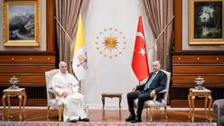 Papst Leo XIV. und der türkische Staatspräsident Recep Tayyip Erdogan am 27. November 2025 im Präsidentenpalast in Ankara / © Vatican Media/Romano Siciliani (KNA)