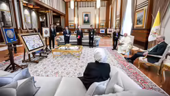 Papst Leo XIV. und der türkische Staatspräsident Recep Tayyip Erdogan (r.) am 27. November 2025 im Präsidentenpalast in Ankara / © Vatican Media/Romano Siciliani (KNA)