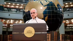 Papst Leo XIV. spricht bei einem Treffen mit Behördenvertretern, Vertretern der Zivilgesellschaft und des Diplomatischen Korps am 27. November 2025 in der Bibliothek der Nationen in Ankara / © Vatican Media/Romano Siciliani (KNA)