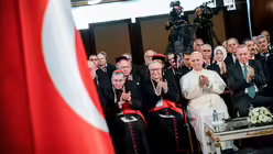 Kardinal Kurt Koch (l.), Präfekt des Dikasteriums für die Förderung der Einheit der Christen; Kardinalstaatssekretär Pietro Parolin (2.v.l.); Papst Leo XIV. und der türkische Staatspräsident Recep Tayyip Erdogan, bei einem Treffen mit Behördenvertretern, Vertretern der Zivilgesellschaft und des Diplomatischen Korps am 27. November 2025 in der Bibliothek der Nationen in Ankara / © Vatican Media/Romano Siciliani (KNA)
