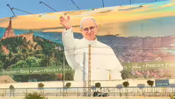 Plakat mit einem Abbild von Papst Leo XIV. am 27. November 2025 an einer Straße in Beirut im Libanon / © Andrea Krogmann (KNA)