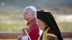 Papst Leo XIV. und Bartholomaios I., griechisch-orthodoxer Ökumenischer Patriarch von Konstantinopel und Ehrenoberhaupt der Weltorthodoxie, nehmen am ökumenischen Gebetstreffen teil am 28. November 2025 in der Nähe der archäologischen Ausgrabungen der antiken Basilika Sankt Neophyt in Iznik / © Lola Gomez/CNS photo (KNA)