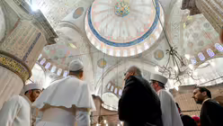 Papst Leo XIV. in der Blauen Moschee / © Vatican Media/Romano Siciliani (KNA)
