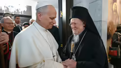 Papst Leo XIV. und Bartholomaios I. bei ökumenischem Treffen / © Vatican Media/Romano Siciliani (KNA)