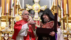 Papst Leo XIV. und Erzbischof Sahak II. Maschalian, armenisch-apostolischer Patriarch von Konstantinopel, am 30. November 2025 bei einem Gebetstreffen in der Armenischen Apostolischen Kathedrale in Istanbul. / © Vatican Media/Romano Siciliani/KNA (KNA)