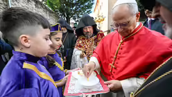 Papst Leo XIV. wird am 30. November 2025 vor der   (Türkei) von Kindern mit einer Zeremonie begrüßt. / © Vatican Media/Romano Siciliani/KNA (KNA)