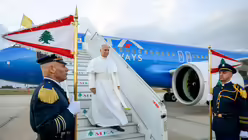 Papst Leo XIV. kommt auf dem Flughafen in Beirut (Libanon) an / © Vatican Media/Romano Siciliani (KNA)