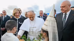 Papst Leo XIV. in Beirut wird von Präsident Joseph Aoun begrüßt / © Vatican Media/Romano Siciliani (KNA)
