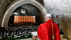 Papst Leo XIV. am Grab des heiligen Charbel Makhlouf am 1. Dezember 2025 im Kloster Sankt Maroun in Annaya (Libanon) / © Vatican Media/Romano Siciliani (KNA)