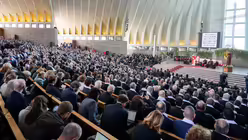 Papst Leo XIV. betet am 1. Dezember 2025 mit Bischöfen, Priestern, Ordensleuten und Seelsorgern in der Basilika Unserer Lieben Frau vom Libanon in Harissa (Libanon) / © Lola Gomez/CNS photo (KNA)