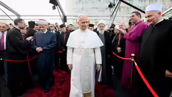 Papst Leo XIV. (m.) nimmt an einem ökumenischen und interreligiösen Treffen teil, am 1. Dezember 2025 auf dem Märtyrerplatz in Beirut (Libanon) / © Vatican Media/Romano Siciliani (KNA)