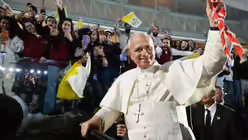 Papst Leo XIV. grüßt die Menge aus dem Papamobil am 1. Dezember 2025 beim Treffen mit jungen Menschen auf dem Platz vor dem maronitischen Patriarchat von Antiochien in Jounieh (Libanon) / © Vatican Media/Romano Siciliani (KNA)