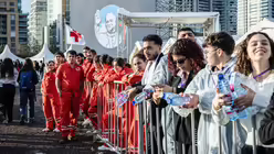 Jubelnde Menschen in Beirut vor der Messe mit Papst Leo XIV. / © Andrea Krogmann (KNA)