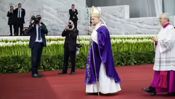 Papst Leo XIV. bei seiner Ankunft zu einer Messe am 2. Dezember 2025 an der Beirut Waterfront in Beirut (Libanon) / © Andrea Krogmann (KNA)