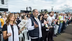 Menschen stehen mit geöffneten Händen zum Gebet bei einer Messe mit Papst Leo XIV. am 2. Dezember 2025 an der Beirut Waterfront in Beirut (Libanon) / © Andrea Krogmann (KNA)