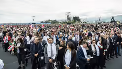 Menschen stehen dicht gedrängt bei einer Messe mit Papst Leo XIV. am 2. Dezember 2025 an der Beirut Waterfront in Beirut (Libanon) / © Andrea Krogmann (KNA)