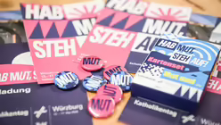 Werbung f&uuml;r den Katholikentag 2026 / &copy; Julia Steinbrecht (KNA)