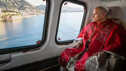 Papst Leo XIV. blickt aus dem Fenster des Hubschraubers, der ihn nach Monaco bringt / &copy; Vatican Media/Romano Siciliani (KNA)