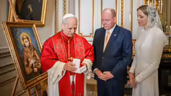 Papst Leo XIV. mit F&uuml;rst Albert II. und F&uuml;rstin Charl&egrave;ne von Monaco am 28. M&auml;rz 2026 im F&uuml;rstenpalast in Monaco / &copy; Vatican Media/Romano Siciliani (KNA)