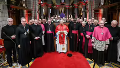Papst Leo XIV. posiert f&uuml;r ein Gruppenbild mit Geistlichen am 28. M&auml;rz 2026 bei einer Begegnung mit der katholischen Gemeinde in der Kathedrale Notre-Dame Immacul&eacute;e in Monaco / &copy; Vatican Media/Romano Siciliani (KNA)