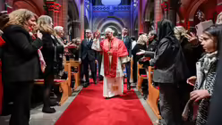 Papst Leo XIV. begr&uuml;&szlig;t Teilnehmer bei einer Begegnung mit der katholischen Gemeinde am 28. M&auml;rz 2026 in der Kathedrale Notre-Dame Immacul&eacute;e in Monaco / &copy; Vatican Media/Romano Siciliani (KNA)