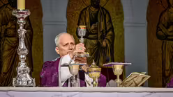Papst Leo XIV. erhebt den Kelch beim Gottesdienst im Stadion Louis II. in Monaco / &copy; Vatican Media/Romano Siciliani (KNA)