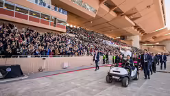 Papst Leo XIV. begr&uuml;&szlig;t die Menschen aus dem Papamobil zum Gottesdienst am 28. M&auml;rz 2026 im Stadion Louis II. in Monaco / &copy; Vatican Media/Romano Siciliani (KNA)