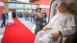 Papst Leo XIV. sitzt vor dem Abflug im Hubschrauber auf dem Flughafen von Monaco / &copy; Vatican Media/Romano Siciliani (KNA)