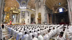 Geistliche bei der Chrisammesse an Gr&uuml;ndonnerstag, 2. April 2026, im Petersdom im Vatikan. / &copy; Cristian Gennari/Romano Siciliani/KNA (KNA)