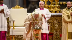 Papst Leo XIV. haucht in ein Chrisamgef&auml;&szlig; bei der Chrisammesse an Gr&uuml;ndonnerstag, 2. April 2026, im Petersdom im Vatikan. / &copy; Cristian Gennari/Romano Siciliani/KNA (KNA)