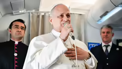 Papst Leo XIV. am Bord eines Flugzeugs / &copy; Vatican Media/Romano Siciliani (KNA)