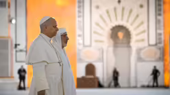 Papst Leo XIV. besucht die Gro&szlig;e Moschee von Algier, begleitet von Mohamed Mamoun Al Qasimi / &copy; Vatican Media/Romano Siciliani (KNA)