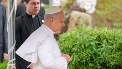 Papst Leo XIV. betet w&auml;hrend eines Besuchs der arch&auml;ologischen St&auml;tte von Hippo am 14. April 2026 in Annaba (Algerien) / &copy; Vatican Media/Romano Siciliani (KNA)