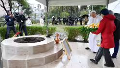 Papst Leo XIV. legt einen Kranz nieder bei seinem Besuch der arch&auml;ologischen St&auml;tte von Hippo am 14. April 2026 in Annaba (Algerien) / &copy; Vatican Media/Romano Siciliani (KNA)