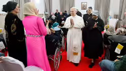 Papst Leo XIV. bei seinem Besuch im Seniorenheim der "Kleinen Schwestern der Armen", am 14. April 2026 in Annaba (Algerien) / &copy; Vatican Media/Romano Siciliani (KNA)