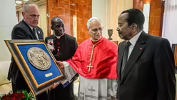 Paul Biya (r.), Staatspr&auml;sident von Kamerun, empf&auml;ngt Papst Leo XIV. am 15. April 2026 im Pr&auml;sidentenpalast in Yaound&eacute; (Kamerun) / &copy; Vatican Media/Romano Siciliani (KNA)
