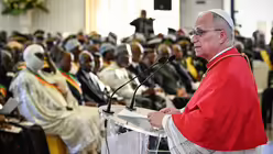 Papst Leo XIV. spricht bei einem Treffen mit Vertretern der Zivilgesellschaft, des Diplomatenkorps und der Verwaltung Kameruns, am 15. April 2026 in Yaound&eacute; / &copy; Vatican Media/Romano Siciliani (KNA)