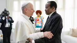 Papst Leo XIV. und Paul Biya / &copy; Vatican Media/Romano Siciliani (KNA)