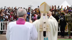 Gottesdienst mit Papst Leo XIV. am 18. April 2026 am Flughafen in Yaound&eacute; (Kamerun) / &copy; Vatican Media/Romano Siciliani (KNA)