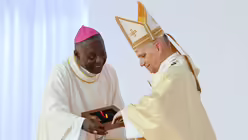 Erzbischof von Luanda (Angola) und Papst Leo XIV. / &copy; Vatican Media/Romano Siciliani (KNA)