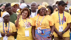 Gottesdienstbesucher warten auf die Ankunft von Papst Leo XIV. zum Gottesdienst in Kilamba (Angola) / &copy; Vatican Media/Romano Siciliani (KNA)