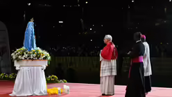 Papst Leo XIV. betet den Rosenkranz vor einer Marienstatue im Marienheiligtum Unserer Lieben Frau von Muxima, am 19. April 2026 in Muxima (Angola) / &copy; Vatican Media/Romano Siciliani (KNA)