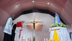 Papst Leo XIV. verneigt sich vor einer Marienstatue im Marienheiligtum Unserer Lieben Frau von Muxima, am 19. April 2026 in Muxima (Angola) / &copy; Vatican Media/Romano Siciliani (KNA)