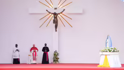 Papst Leo XIV. betet den Rosenkranz im Marienheiligtum Unserer Lieben Frau von Muxima, am 19. April 2026 in Muxima (Angola). Links neben ihm steht Em&iacute;lio Sumbelelo, Bischof von Viana (Angola) / &copy; Vatican Media/Romano Siciliani (KNA)