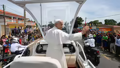 Papst Leo XIV. im Papamobil in Saurimo / &copy; Vatican Media/Romano Siciliani (KNA)