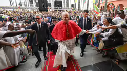 Papst Leo XIV. gr&uuml;&szlig;t Ordensfrauen am 21. April 2026 auf seinem Weg zum Pr&auml;sidentenpalast in Malabo (&Auml;quatorialguinea) / &copy; Vatican Media/Romano Siciliani (KNA)
