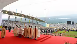 Blick &uuml;ber die Altarinsel zu den Menschen im Stadion bei einem Gottesdienst mit Papst Leo XIV. am 23. April 2026 im Stadion von Malabo (&Auml;quatorialguinea) / &copy; Vatican Media/Romano Siciliani (KNA)