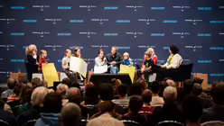 Erwachsene und Kinder auf der B&uuml;hne beim Podium "Was kann man Kindern zuMUTen?" beim 104. Katholikentag am 14. Mai 2026 in W&uuml;rzburg / &copy; Katharina Gebauer (KNA)